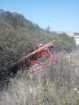 Il camion sbanda, rompe un palo della luce e va fuori strada: lasciato l&igrave; senza targa