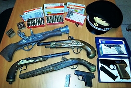 Pedara, nasconde in casa armi clandestine e munizioni