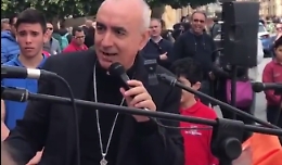 Noto, il vescovo Staglianò parla ai ragazzi cantando Nek, Mengoni, Moro e Rocco Hunt