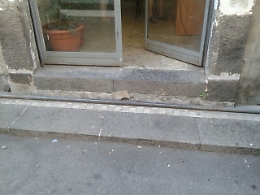 Catania, all'ufficio notifiche ingresso complicato per anziani e disabili