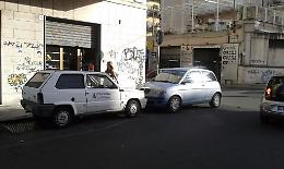 Auto del Comune di Acireale parcheggiata fuori da stalli