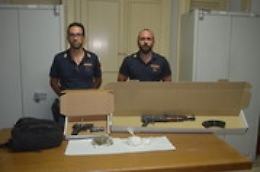 Kalashnikov e cocaina in uno zaino nascosto in un terreno a San Giorgio
