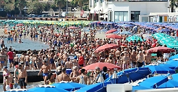 Spiagge piene e citta “aperte”, Ferragosto boom in Sicilia tra turisti e gitanti