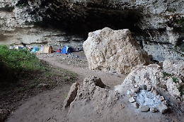 Bivacchi, spazzatura abbandonata e puzza di piscio e merda: oltraggio alla necropoli di Pantalica