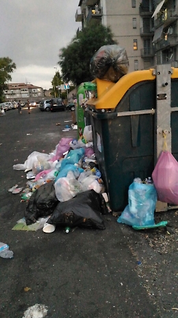 Chi vuole fare la raccolta differenziata a Catania trova contenitori stracolmi per giorni