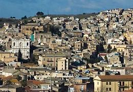 Coppia di anziani coniugi derubata