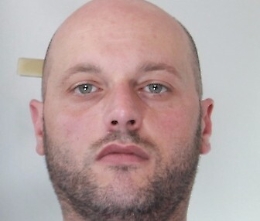 Cc arrestano pregiudicato che scarica refurtiva da furgone rubato