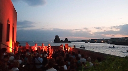 Aci Trezza, Ginevra Gilli incanta il pubblico sull'isola Lachea con la sua arpa celtica