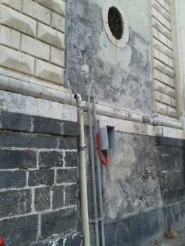 In Piazza Cavour a Catania cavi elettrici scollegati e senza materiale isolante