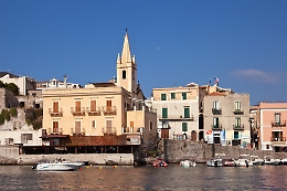 Catanesi in vacanza a Lipari aggrediscono due residenti per soldi: arrestati