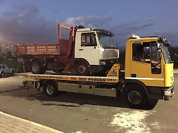 Senza patente e con camion sequestrato per firmare in commissariato