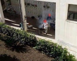 Melilli, il barbecue tra i loculi, il web (e non solo) si indigna