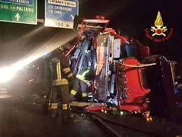 Catania, Tangenziale Ovest: camion si ribalta, traffico bloccato