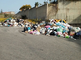 Catania: lo sciopero è finito, ma a San Giorgio i rifiuti sono ancora lì