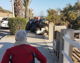 A Gela con i cumuli di rifiuti la realt&agrave; supera la fantasia