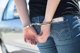 Donna rapina un giovane migrante a Palermo: arrestata