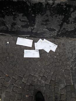 Catania, corrispondenza lasciata per strada