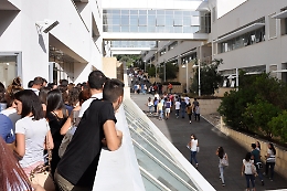 Messina, cede grata all'Università: studentessa precipita per 5 metri