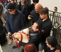 Messina, il sindaco zampognaro 
le "suona" alla città...  VIDEO