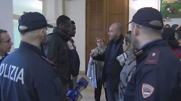 Migranti in Municipio a Gela perch&eacute; da due giorni non toccano cibo