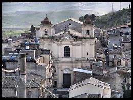 Preside laica vieta novena a scuola, genitori e alunni la fanno itinerante