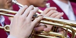 Banda musicale presa a sassate,  tre feriti a Trapani: 2 sono bambini