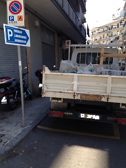 Catania, parcheggio disabili in Via Metastasio:  "Sindaco se ci sei batti un colpo"