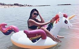 Alisia si gode al mare il successo di "Se te ne vai"