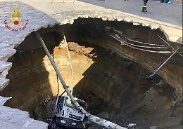 Casoria, si apre enorme voragine: camion dei rifiuti vi precipita e 50 famiglie vengono evacuate, ecco l'immagine choc