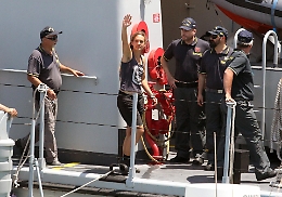 Sea Watch, comandante Carola è libera. Salvini: «Pronti a spedirla in Germania»