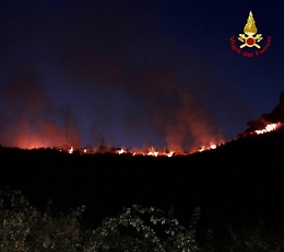 Fiamme sulla collina di Vampolieri, un incubo lungo 6 ore: rogo domato