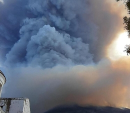 Stromboli ancora sgomenta si è risvegliata coperta da detriti e ormai spopolata dai turisti