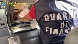 Catania, Gdf scopre 13 chili di droga nascosti in due auto su una bisarca