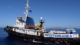 Mediterranea chiede porto sicuro per 54 migranti, Salvini: &laquo;Sono in acque libiche&raquo;