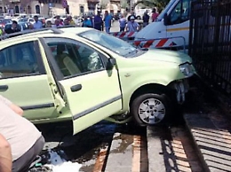 Pedara, auto a velocità "scala" gradini della Basilica S. Caterina