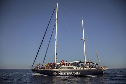 Nave Alex ha attraccato a Lampedusa, Salvini: «Non autorizzo nessuno sbarco»