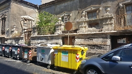 Catania: cassonetti di spazzatura e il barocco!