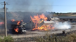 Incendio distrugge azienda di imballaggi