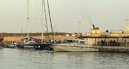 Lampedusa, scatta sequestro della Alex e per i migranti è una liberazione: sbarcati
