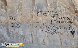 Scala dei Turchi imbrattata