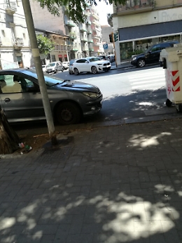 Catania: marciapiede poco pedonale tra dehors e motocicli