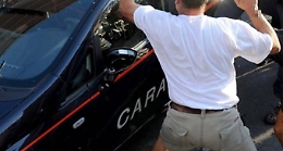 Alcamo, turista milanese ubriaco prende a calci e pugni i carabinieri