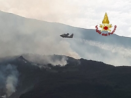 Stromboli: continua l'attivit&agrave; eruttiva, colata lungo la sciara del fuoco