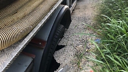 Cede il manto stradale, autobotte intrappolata