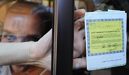 Cerca sul web l'assicurazione meno cara, donna di Maniace truffata