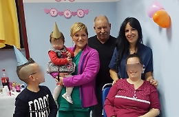 Catania, la mamma è in ospedale e la figlia compie un anno: gli infermieri organizzano la festa
