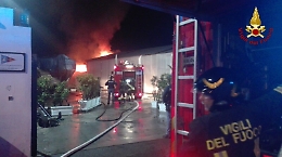 Messina, incendio notturno devasta un cantiere navale: indagini