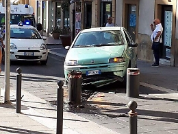 I piloni a scomparsa si rialzano di botto e l'auto si schianta: ferito il conducente