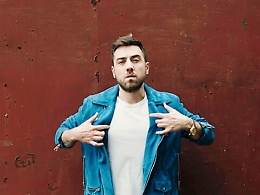 Coez, il rapper pop che dopo la gavetta siede «al tavolo dei grandi»