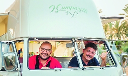 Carmelo e Alfredo, i "Cumparitti" dello street food su "Bulli" d'epoca